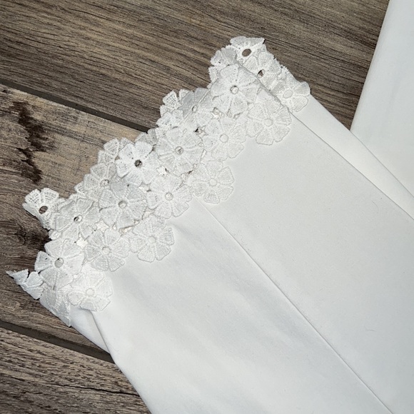 White Capris with Lace Trimmed Hem Size 18 - Picture 2 of 5